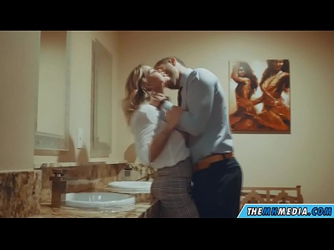 ❤️ کله چې یو ښکلی سپین رنګ تاسو په عامه تشناب کې جذبوي ❤️ په موږ کې٪ ps.sexeey.ru٪؛ ❌️